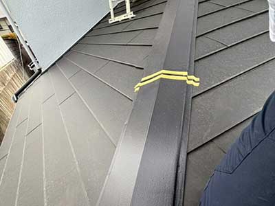 捨てシリコンが打たれてないため棟板金のズレ発生