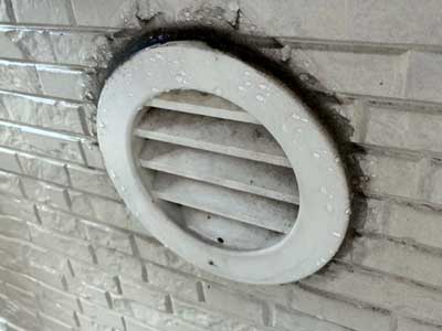 トイレの換気扇の施工不良で雨漏り発生