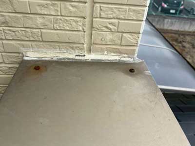 外壁と笠木の取り合いからの雨漏り