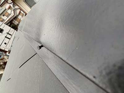 棟板金の脳天打ちなど施工不良で雨漏り発生