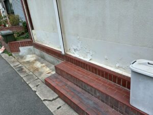 奈良市川久保町にて雨漏り修理〈モルタル外壁の補修〉 施工前