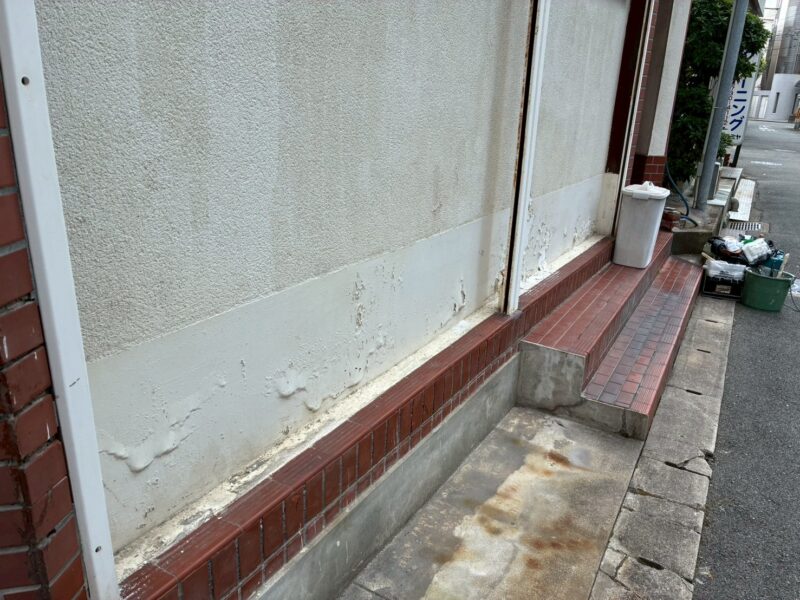 奈良市川久保町にて雨漏り修理〈モルタル外壁の補修〉 施工前2