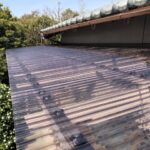 波板屋根の張り替えタイミングと修理費用の目安を解説