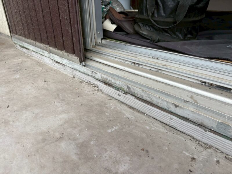 奈良市にて雨漏り修理〈雨漏り原因部ベランダ防水工事〉 施工前2