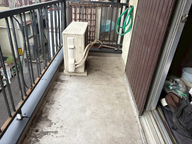 奈良市にて雨漏り修理〈雨漏り原因部ベランダ防水工事〉 施工前