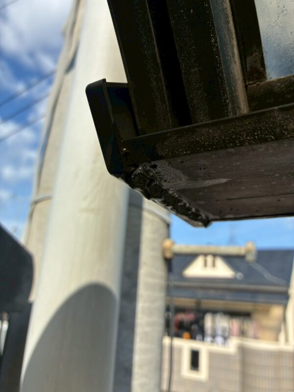 奈良県生駒市にて雨漏り修理〈ベランダ屋根からの雨漏り〉 施工前2