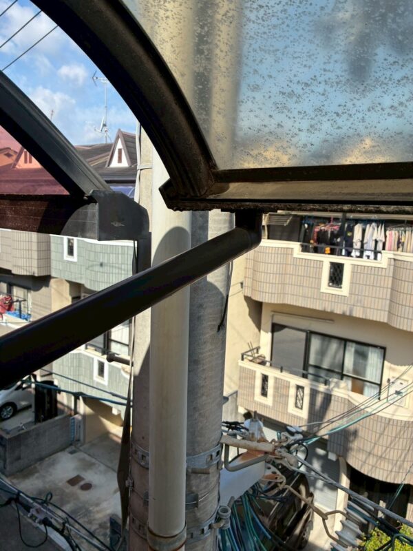 奈良県生駒市にて雨漏り修理〈ベランダ屋根からの雨漏り〉 施工前