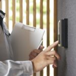 屋根の飛び込み営業には要注意！手口や対処方法は？