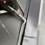 生駒市にて棟板金修理〈釘抜けをパッキンビスで改善〉 施工前
