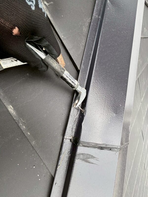 奈良市にて棟板金修理〈釘抜けをパッキンビスで改善〉 施工前