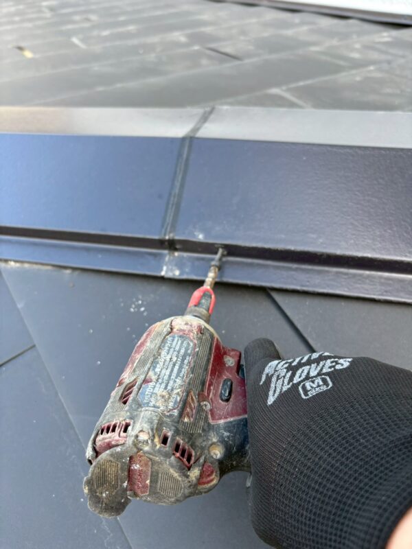 奈良市にて棟板金修理〈釘抜けをパッキンビスで改善〉 施工前2