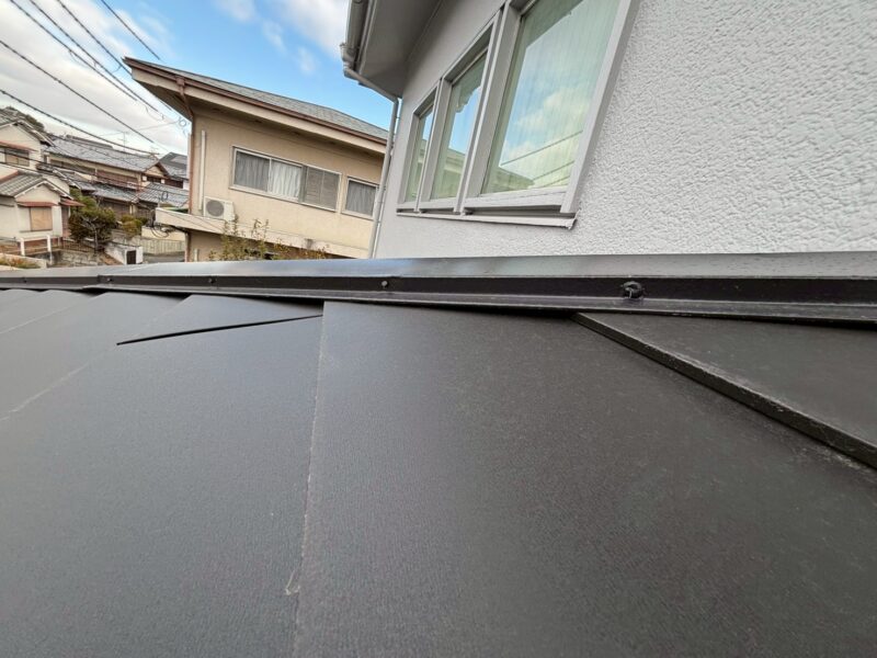 奈良市にて棟板金修理〈釘抜けをパッキンビスで改善〉 施工後