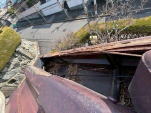 奈良市千代ヶ丘のご住宅にて雨樋詰まり解消工事 施工前