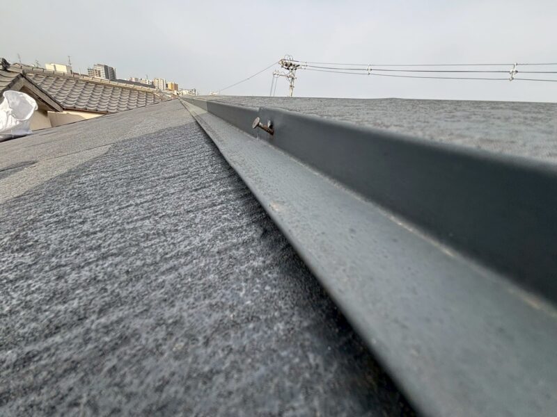 奈良市姫歌町のご住宅にて棟板金の釘打ち替え工事〈パッキンビスと交換〉 施工前