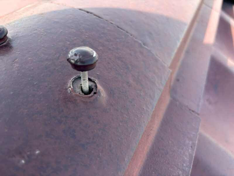 奈良市藤ノ木台のご住宅にて雨漏り修繕工事〈棟板金の釘の固定〉 施工前