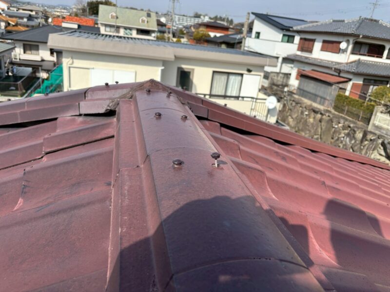奈良市藤ノ木台のご住宅にて雨漏り修繕工事〈棟板金の釘の固定〉 施工前2