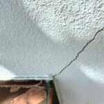 外壁のひび割れは放置して大丈夫？雨漏りにつながる危険性を解説