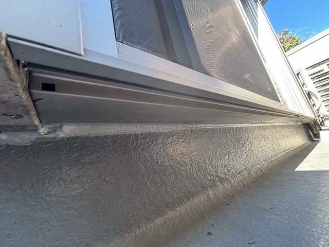 奈良市四条大路にて風の強い日に発生する雨漏り〈ベランダ窓のシーリング打ち替え〉 施工後