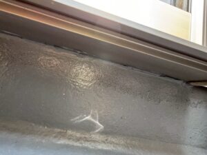 奈良市四条大路にて風の強い日に発生する雨漏り〈ベランダ窓のシーリング打ち替え〉 施工前