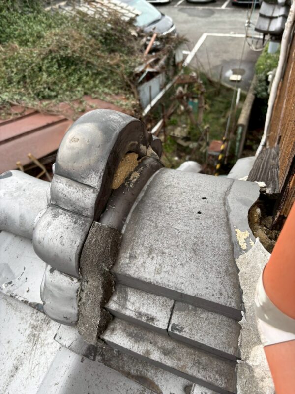 奈良市四条大路にて鬼瓦まわりからの雨漏り修理〈漆喰打ち直し工事〉 施工前