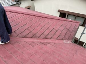 奈良市平松にて雨漏り修理〈谷板金が原因の屋根部分葺き替え工事〉 施工前